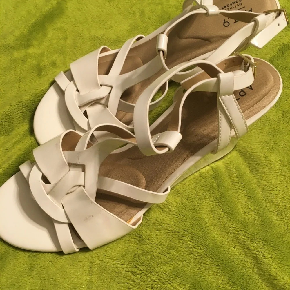 EUC WNS Cream Heels Sz 9.5